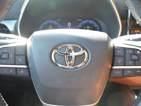 Used 2023 Toyota Highlander Platinum AWD/4WD image 13
