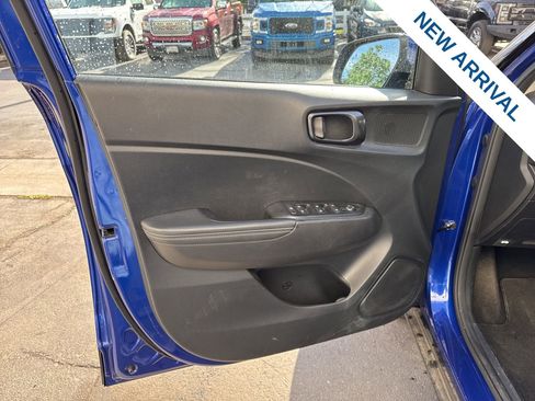 Used 2022 Hyundai Venue Limited image 17