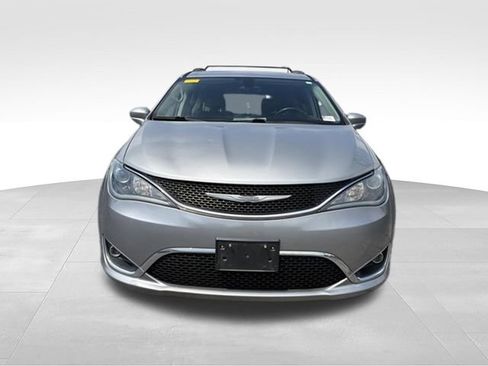 Used 2017 Chrysler Pacifica Touring-L w/ Tire & Wheel Group FWD image 8