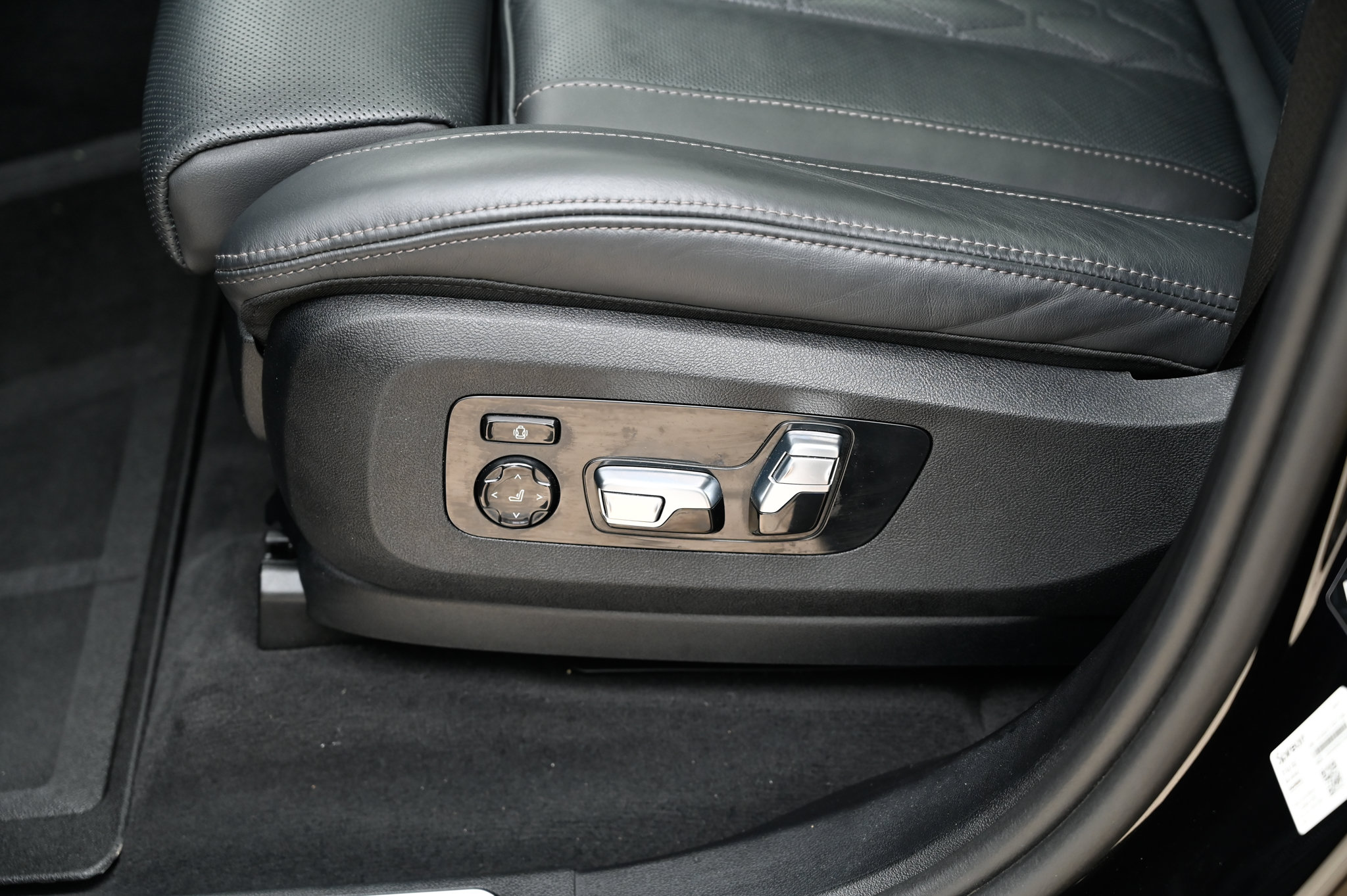 Used 2024 BMW X7 M60i w/ Executive Package AWD/4WD image 18