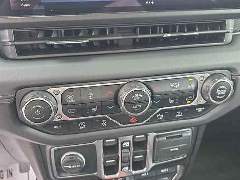 Used 2025 Jeep Wrangler Unlimited Rubicon w/ Safety Group AWD/4WD image 24