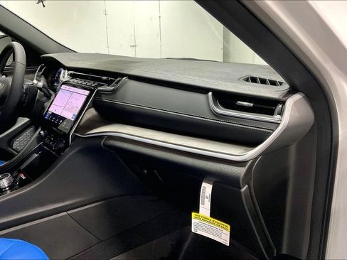 New 2025 Jeep Grand Cherokee Limited w/ Black Appearance Package image 18