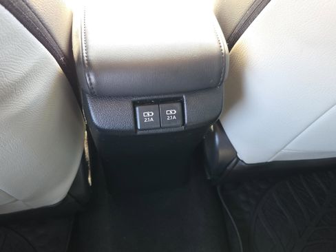 Used 2019 Toyota Prius L Eco image 12