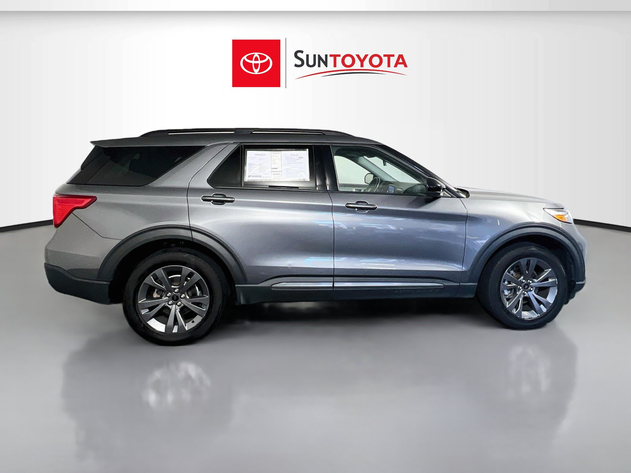 Used 2022 Ford Explorer XLT w/ Equipment Group 202A AWD/4WD image 2