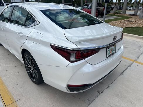 Used 2024 Lexus ES 300h w/ Premium Package FWD image 7