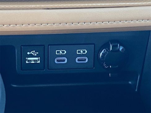 Certified 2025 Toyota Highlander Platinum image 30