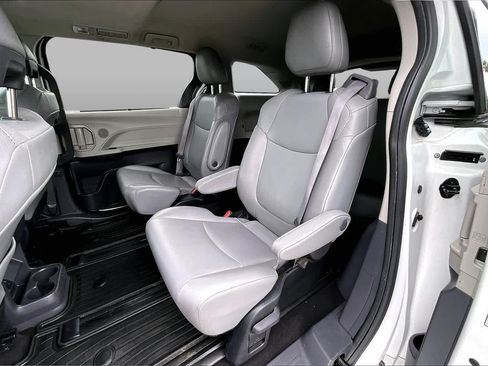 Used 2022 Toyota Sienna XLE w/ XLE Plus Package FWD image 19