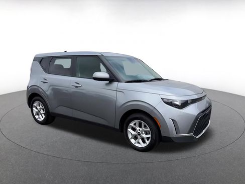 Used 2025 Kia Soul LX w/ LX Technology Package FWD image 2