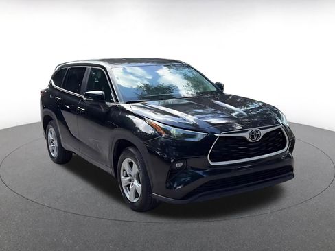 Used 2025 Toyota Highlander LE FWD image 3