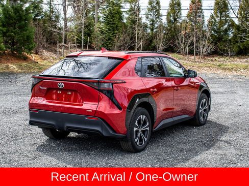Used 2023 Toyota bZ4X XLE AWD/4WD image 7