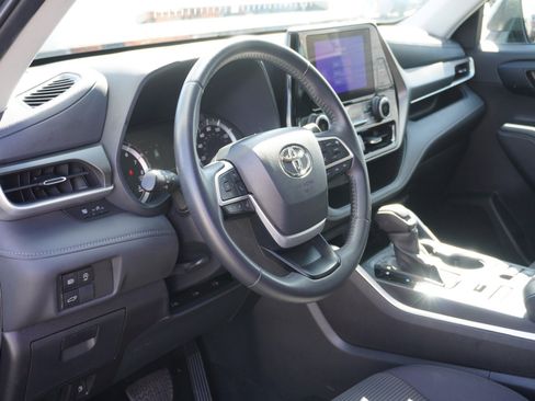 Used 2024 Toyota Highlander LE image 20