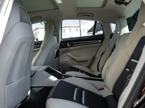 Used 2021 Porsche Panamera image 31