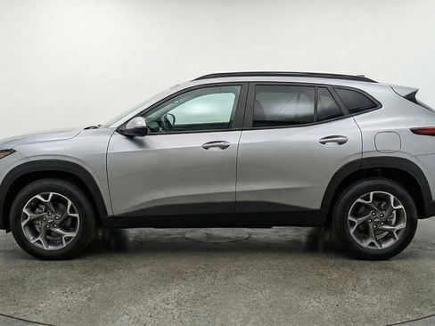 Used 2025 Chevrolet Trax LT FWD image 5