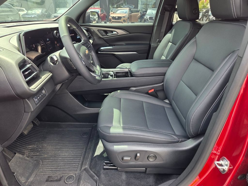 Used 2024 Chevrolet Traverse LT w/ Trailering Package AWD/4WD image 4