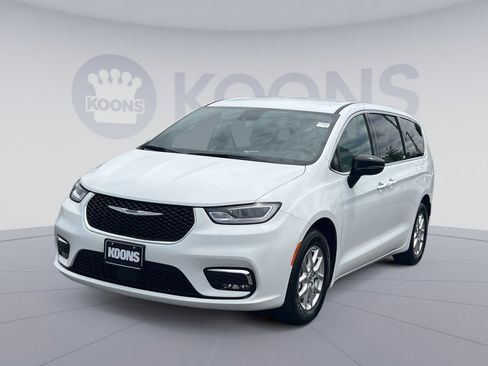 Used 2025 Chrysler Pacifica Select FWD image 1