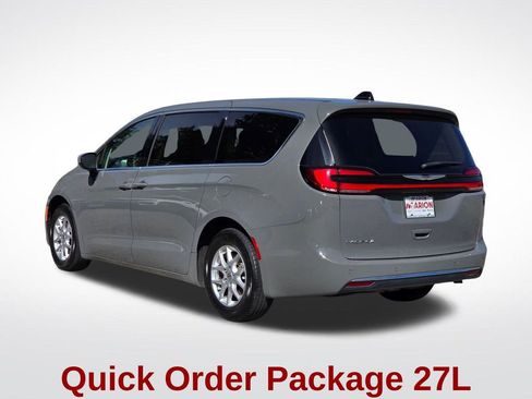 Used 2023 Chrysler Pacifica Touring-L FWD image 19