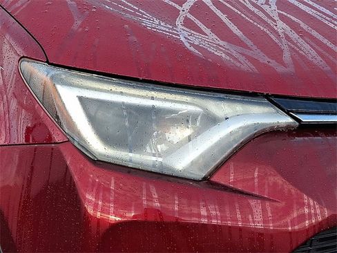 Used 2018 Toyota RAV4 XLE image 9