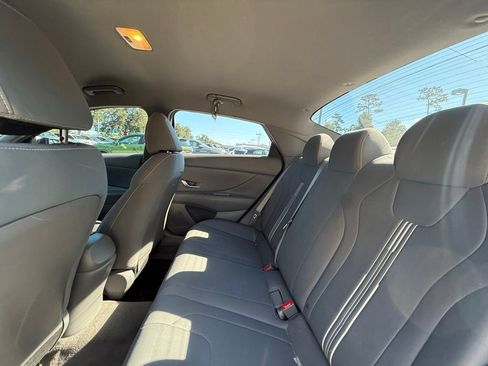 Used 2022 Hyundai Elantra SEL FWD image 16