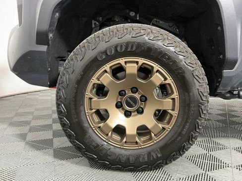 Used 2025 Toyota Tacoma Trailhunter AWD/4WD image 27