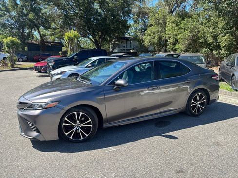 Used 2020 Toyota Camry SE image 3