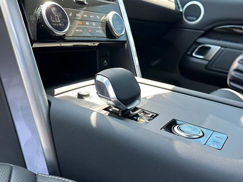 Certified 2025 Land Rover Discovery S image 30