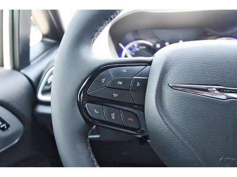 Used 2024 Chrysler Pacifica Limited FWD image 24