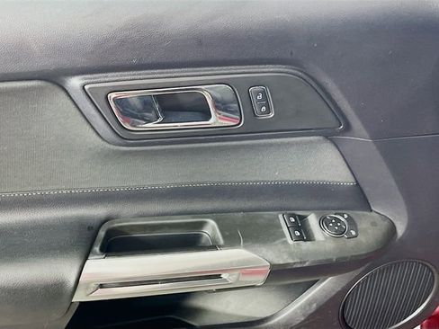 Used 2017 Ford Mustang Coupe RWD image 18