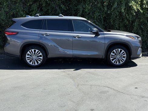 Used 2023 Toyota Highlander Platinum FWD image 7