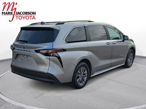 Used 2025 Toyota Sienna XLE image 9