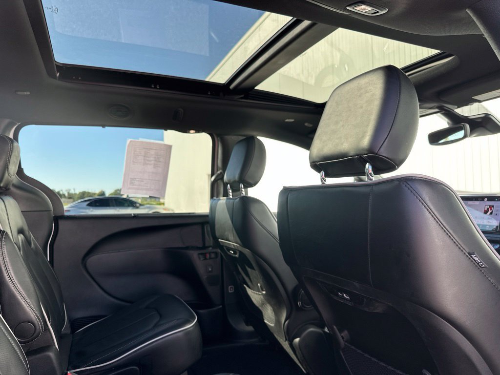 Used 2025 Chrysler Pacifica Limited FWD image 30