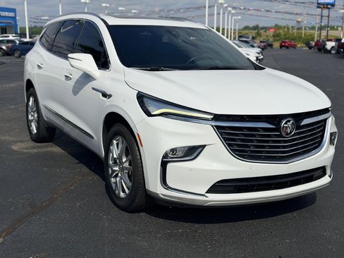 Used 2023 Buick Enclave Essence w/ Experience Buick Package FWD image 3