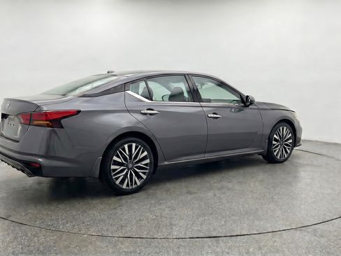 Used 2025 Nissan Altima 2.5 SV FWD image 9