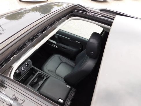 Used 2024 Land Rover Defender 90 S image 11