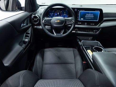 Used 2025 Chevrolet Equinox LT AWD/4WD image 3