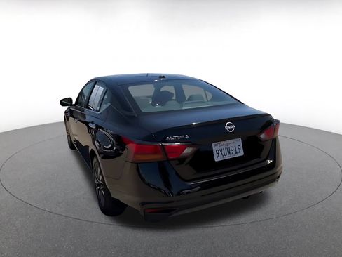 Used 2025 Nissan Altima 2.5 SV FWD image 11
