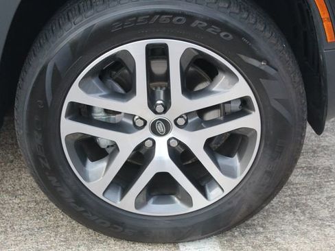 Used 2025 Land Rover Defender 110 S image 9