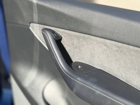 Used 2022 Tesla Model Y Long Range image 36