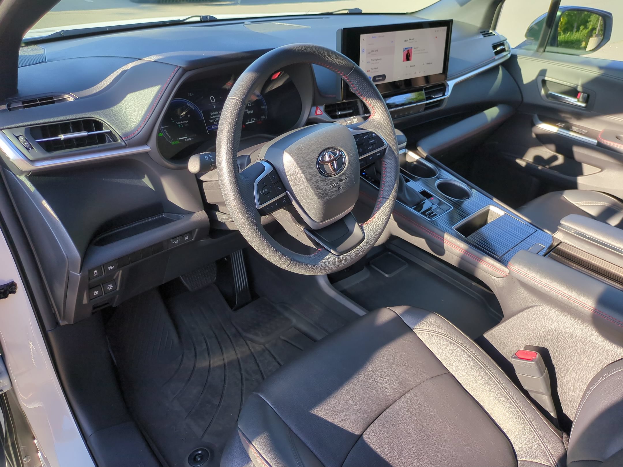 Used 2025 Toyota Sienna XSE FWD image 16