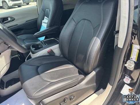 Used 2024 Chrysler Pacifica Touring-L FWD image 47