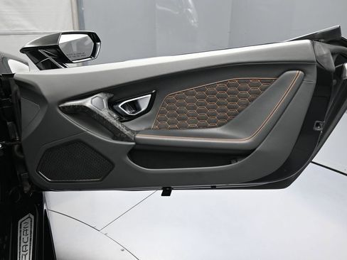 Used 2022 Lamborghini Huracan EVO RWD image 23