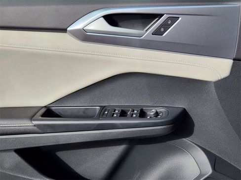 Used 2025 Volkswagen Taos SE image 3