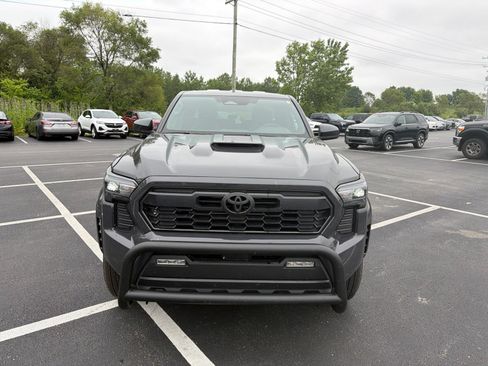 Used 2025 Toyota Tacoma TRD Sport AWD/4WD image 9