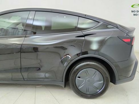 Used 2026 Tesla Model Y 2WD image 11
