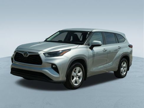 Used 2023 Toyota Highlander LE FWD image 3
