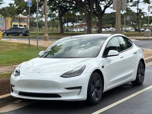 Used 2023 Tesla Model 3 Standard Range image 1