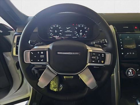 New 2025 Land Rover Discovery Dynamic SE image 17