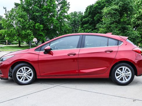 Used 2017 Chevrolet Cruze LT w/ Convenience Package FWD image 4