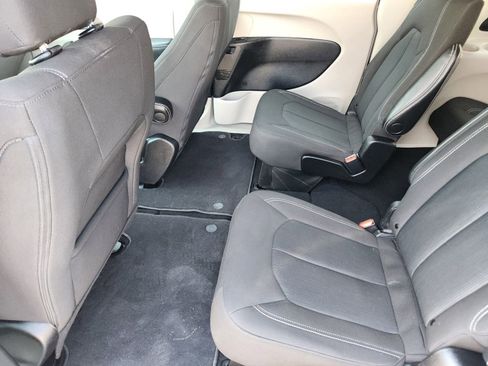 Used 2023 Chrysler Voyager LX image 33
