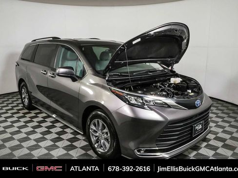 Used 2024 Toyota Sienna XLE FWD image 36