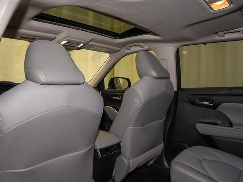 Used 2021 Toyota Highlander XLE image 11